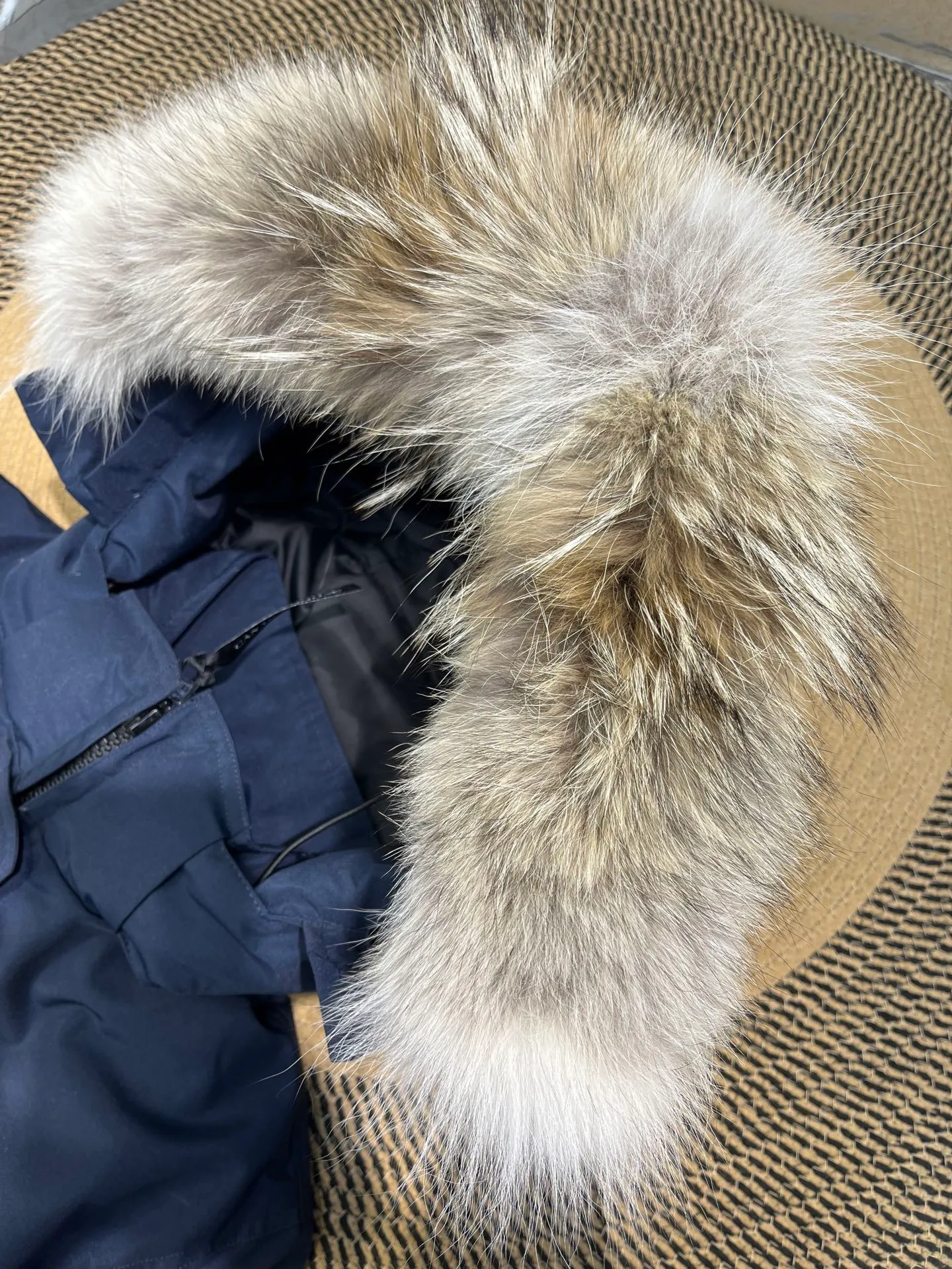 P840 Canada goose🌟 Canada Goose 07 models All in stock, 6 colors, I will never stop stocking this winter All original factory customization All details strictly required have been corrected since the beginning of this year Detachable fur collar! The workmanship and wiring are very straight! A big goose is enough for a winter. Size: 1. 90% white duck down from a conscientious manufacturer (some people brag about their own goose down, please search it on your own. Goose down is warmer and less fluffy than duck down, so good down jackets are all white duck down. There is no such thing as white goose down) 2. Upgraded fabrics with moderate hardness, waterproof, windproof and anti-fouling (Arctic Tech fabrics imported from South Korea are not comparable to fabrics dyed by some small workshops) 3. YKK No. 10 authentic zippers (Japanese customized YKK zipper, silky smooth, not stuck, officially designated) 4. Western Canadian wolf hair (Wolf hair is divided into eastern, central, and western. Western wolf hair is light in color, dense, and has good thermal insulation effect. It is the genuine Canada Goose grade) Let’s analyze and explain some details of the production 1. First, sew the liner and then fill it with down (some small factories and small workshops first fill it with down and then sew) Why? The technology is not up to par and the hardware conditions are not enough! ! ! For this step alone, we need to spend more time and money. 2. Filling the inner tank with down. We are all down filling machines to ensure that the down weight of each pill is the same. There is a video (small factory, small workshop is stuffed by hand). Why? The hardware conditions are not enough. A machine costs more than 100,000 yuan. Small factories simply cannot buy it. This means that the weight of the down in each liner cannot be guaranteed, and the warmth of high-end down jackets cannot be guaranteed. 3. For the needles of the sewing machine, we all use the top-notch No. 7 needles (small factories all use No. 10 needles). The finer the needle, the finer the needle eye, which reduces the risk of velvet and velvet running. 4. Wolf fur collar We are all spliced in whole or in large pieces (small factories mostly use broken pieces) The warmth retention of wolf fur is very good, but the splicing of scraps cannot guarantee the warmth. Color: Black, white, gray camouflage, sci-fi blue camouflage, green camouflage, sky blue, dark blue, cool gray, red. Professional Canada goose producers, we are enough this winter! We would like to sincerely thank everyone who buys our down jackets!  size：xs-xl